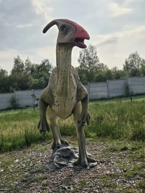 Figura parazaurolofa z czerwonym grzebieniem na ścieżce w parku dinozaurów