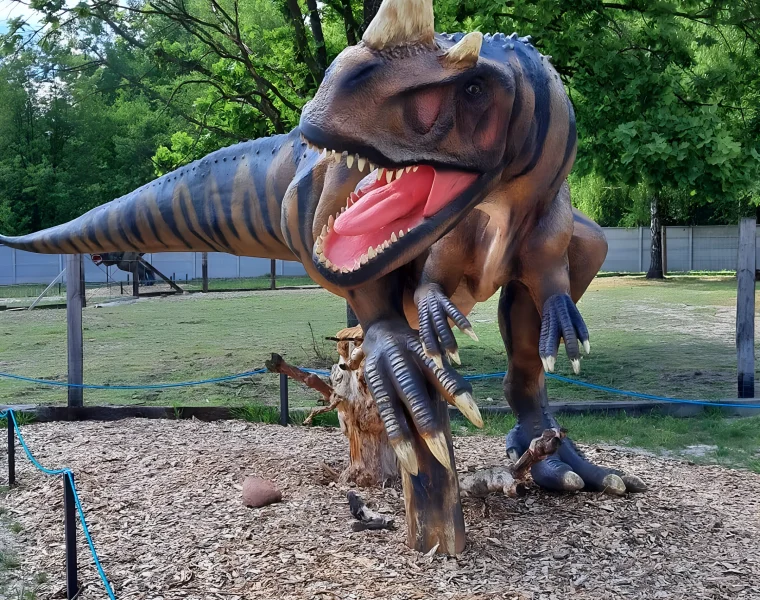 Figura drapieżnego dinozaura z rogiem na nosie i otwartą paszczą