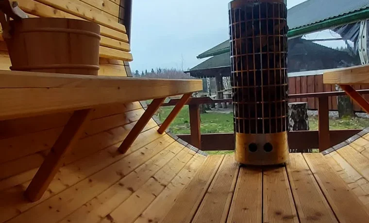 Wnętrze sauny-beczki z piecem i panoramicznym oknem na ogród